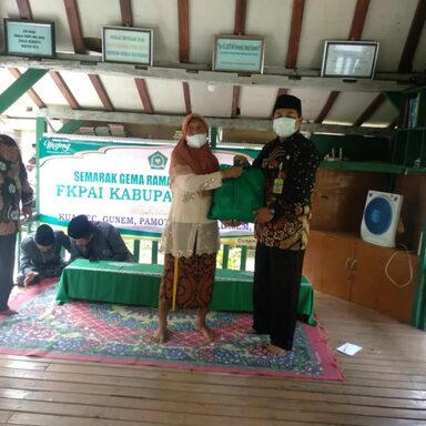 FKPAI Salurkan Sembako kepada Duafa dan Mualaf