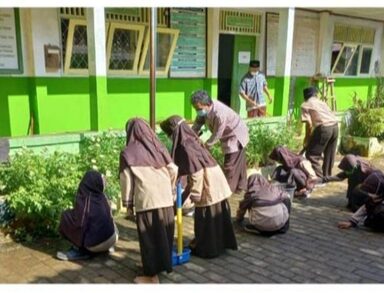 Suka Cita Sambut Ramadhan, MI NU 02 Situwangi Galakkan Kebersihan