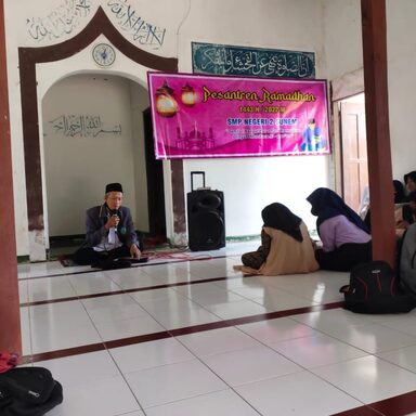 Penyuluh KUA Gunem Warnai  Pesantren Kilat di SMP 2 Gunem