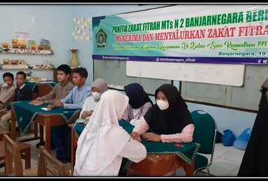Ajarkan Kepedulian,  MTs N 2 Banjarnegara Laksanakan Pembayaran Zakat Fitrah 1443 H