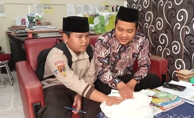 Ajarkan Kepedulian, MIMAU Laksanakan Pembayaran Zakat