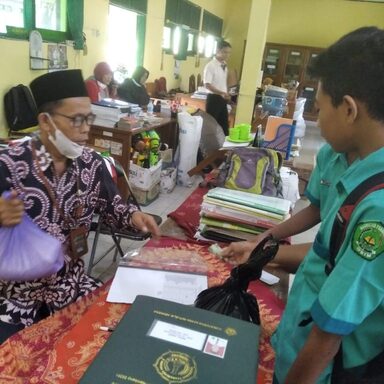 Pengumpulan Zakat Fitrah di MTs Negeri 2 Rembang