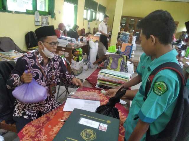 Pengumpulan Zakat Fitrah di MTs Negeri 2 Rembang