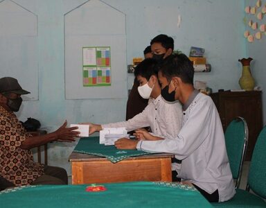 MTsN 2 Banjarnegara Berikan Santunan dan Zakat Warga Sekitar Madrasah