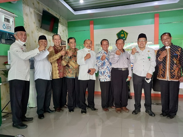 Kepala Kantor Kementerian Agama Kabupaten Boyolali berfoto bersama tokoh agama seusai silaturrahmi bersama