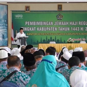 Kepala Kantor Kementerian Agama Kabupaten Boyolali, H. Hanif Hanani memberikan prakata dihadapan Jemaah Haji Kabupaten Boyolali
