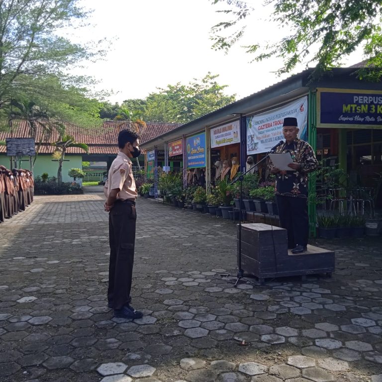 Upacara Peringatan Hari Pendidikan Nasional Di MTs.N 3 Kebumen Berlangsung Khidmat