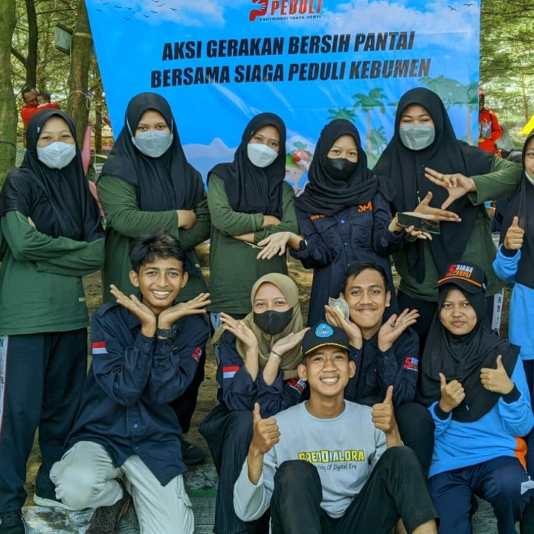 Siswa MAN 1 Kebumen Ikuti Aksi Gerakan Bersih Pantai Bersama Siaga Peduli Kebumen