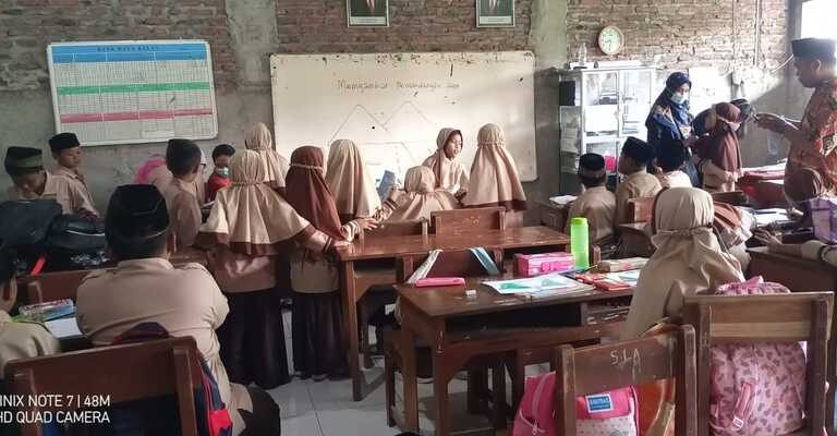 Pemeriksaan Kesehatan oleh Dokter Kecil MI An Nur dan Puskesmas Setempat