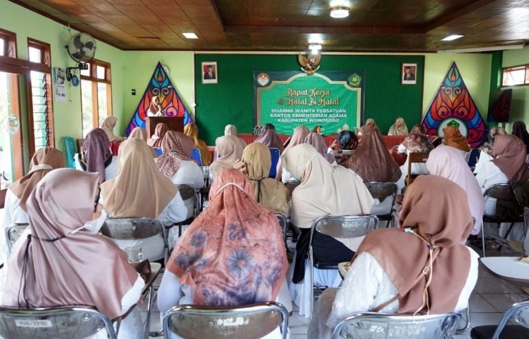 Nuansa Hari Raya Selimuti Kegiatan Halal Bi Halal DWP Kankemenag Wonosobo