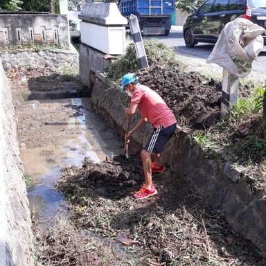 Manfaatkan Libur Nasional Untuk Bersih Selokan MTs Negeri 2 Rembang