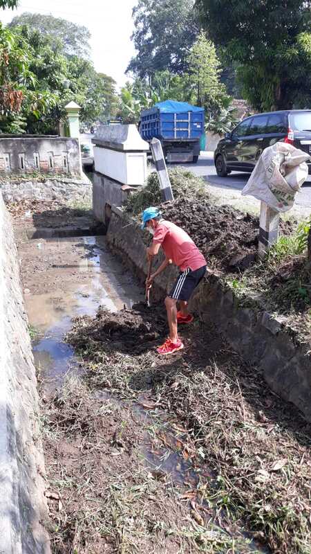 Manfaatkan Libur Nasional Untuk Bersih Selokan MTs Negeri 2 Rembang