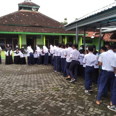 Hari Pertama Masuk, Guru dan Siswa MTs Negeri 2 Rembang Halal Bihalal