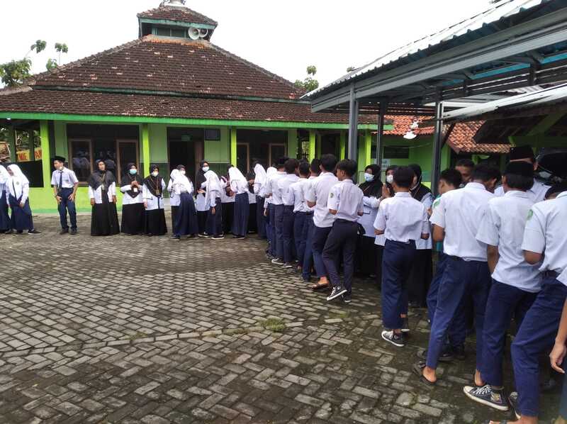 Hari Pertama Masuk, Guru dan Siswa MTs Negeri 2 Rembang Halal Bihalal