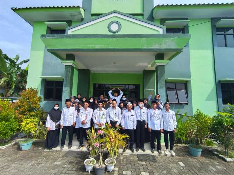 MIN 1 Rembang Adakan Silaturahmi ke Warga Sekitar