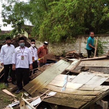 Diterpa Hujan, Kantin MTs Negeri 2 Rembang Roboh Rata dengan Tanah