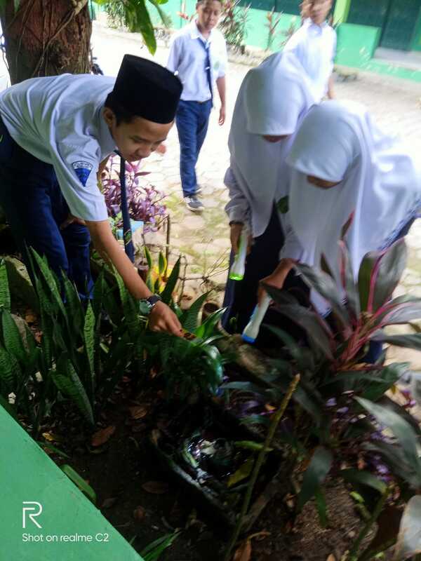 Waspadai Jentik Nyamuk, Siswa MTsN 2 Rembang Bersih Selokan