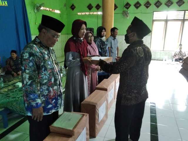 MTs Negeri 2 Rembang Lepas Pegawai yang Purna Tugas dan Dimutasi