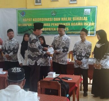 30 Guru PAI Non Sertifikasi Mendapat Bantuan dari UPZ Kemenag Brebes