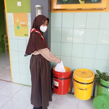 MTs N 4 Rembang Fasilitasi Tempat Sampah di Setiap Kelas