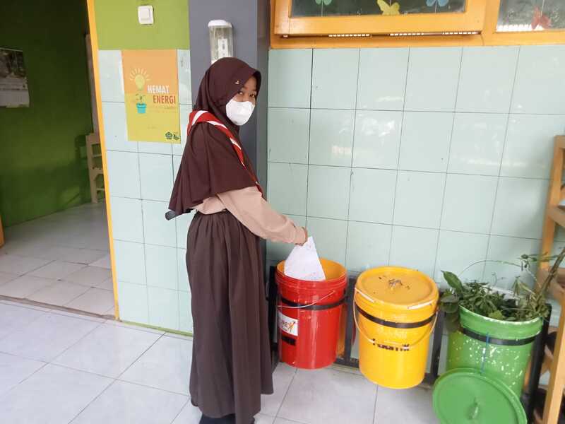 MTs N 4 Rembang Fasilitasi Tempat Sampah di Setiap Kelas