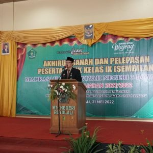 Kepala MTsN 3 Boyolali memberikan sambutan pada acara Pelepasan siswa siswi kelas IX MTsN 3 Boyolali