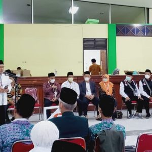 Kepala Kantor Kementerian Agama Kabupaten Boyolali menyerahkan Jemaah calon Haji kloter 35 Embarkasi Solo kepada PPIH Embarkasi