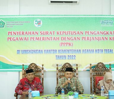 Penyerahan SK PPPK di Kankemenag Kota Tegal, Tohari : PPPK tetap harus berkinerja maksimal.