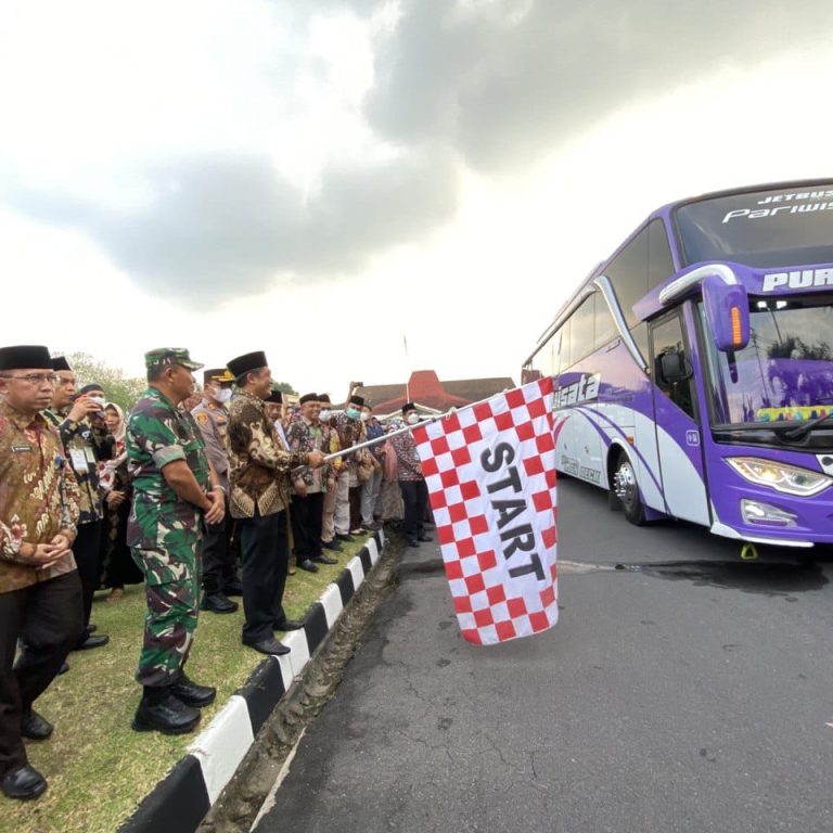 Bupati Magelang Melepas Keberangkatan Jemaah Calon Haji Kabupaten Magelang Tahun 2022