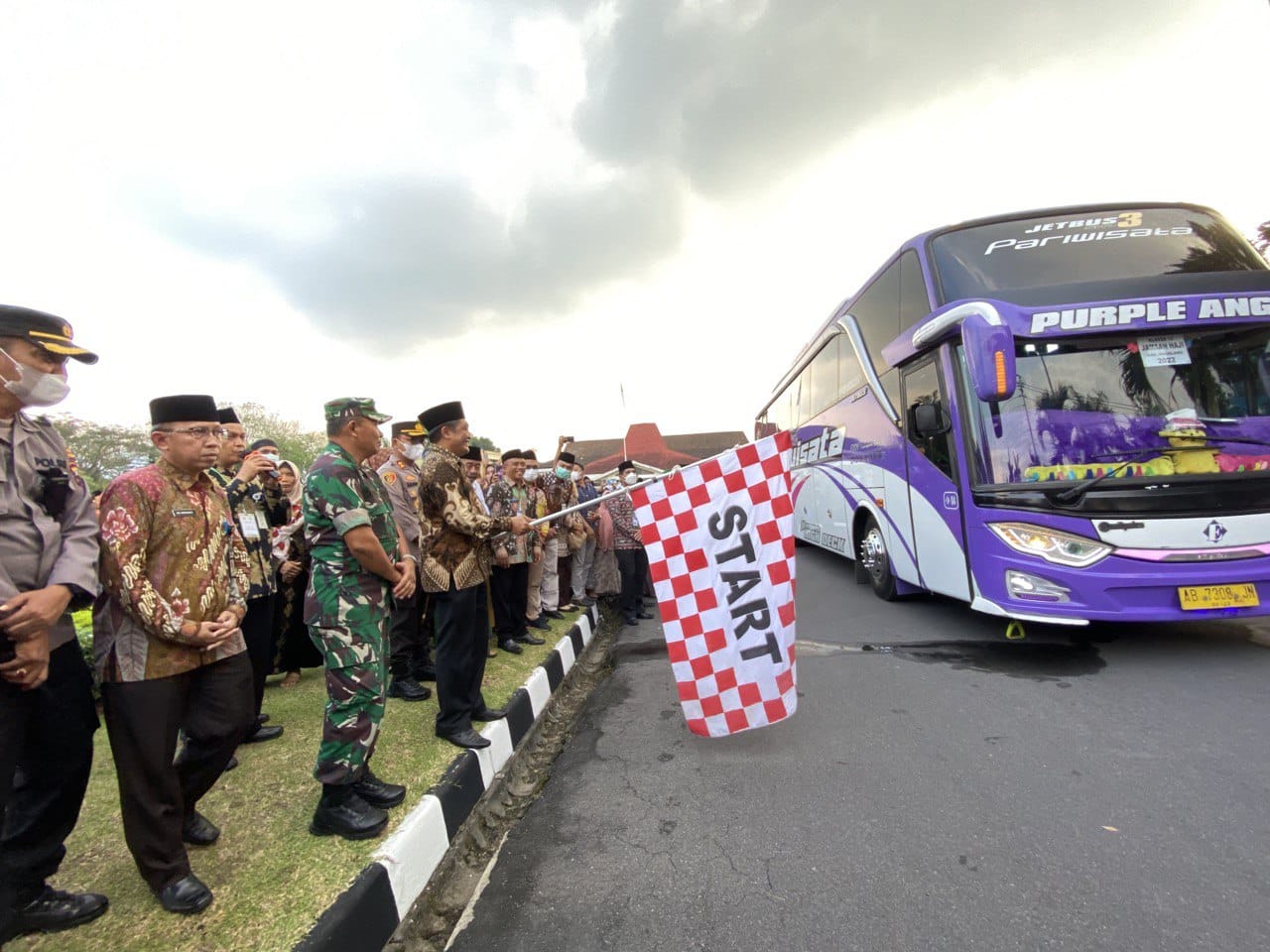 Bupati Magelang Melepas Keberangkatan Jemaah Calon Haji Kabupaten Magelang Tahun 2022