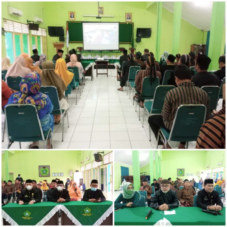 Kenakan Pakaian Adat, Pegawai Kemenag Demak Ikuti Upacara Hari Lahir Pancasila