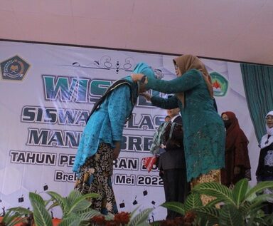 Estafet Pelepasan Siswa Kelas XII Tahun Pelajaran 2021-2022 di MAN 1 Brebes