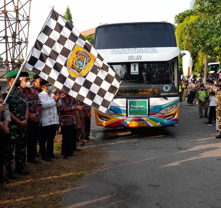 Bupati Klaten Lepas 330 Calhaj Kloter 13 di GOR Gelarsena