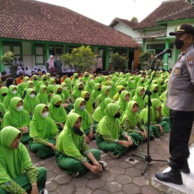 MTsN 2 Magelang Libatkan Polsek Kaliangkrik dalam Pembinaan Kesiswaan