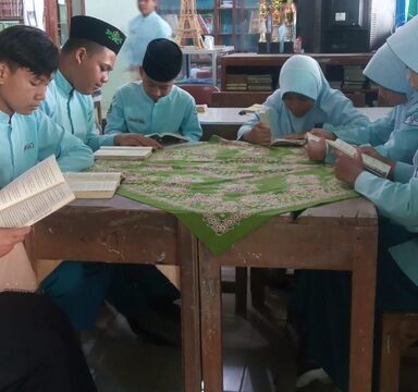 Hibah Seribu Buku untuk Perpustakaan Baitul Hikmah MTsN 2 Magelang