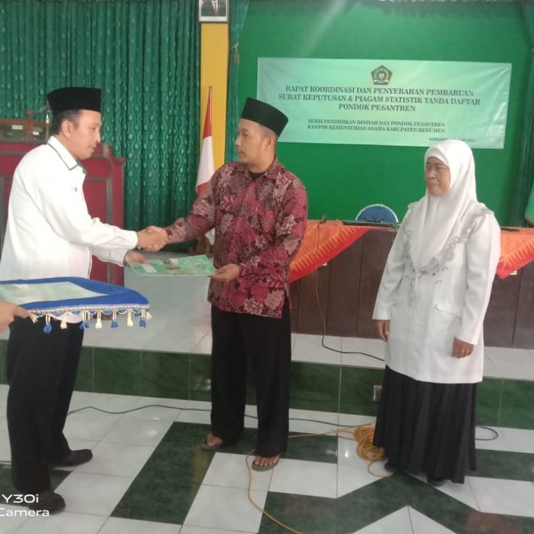 Kemenag Kebumen Serahkan 90 Piagam dan SK Pembaruan Ijin Operasional Pondok Pesantren