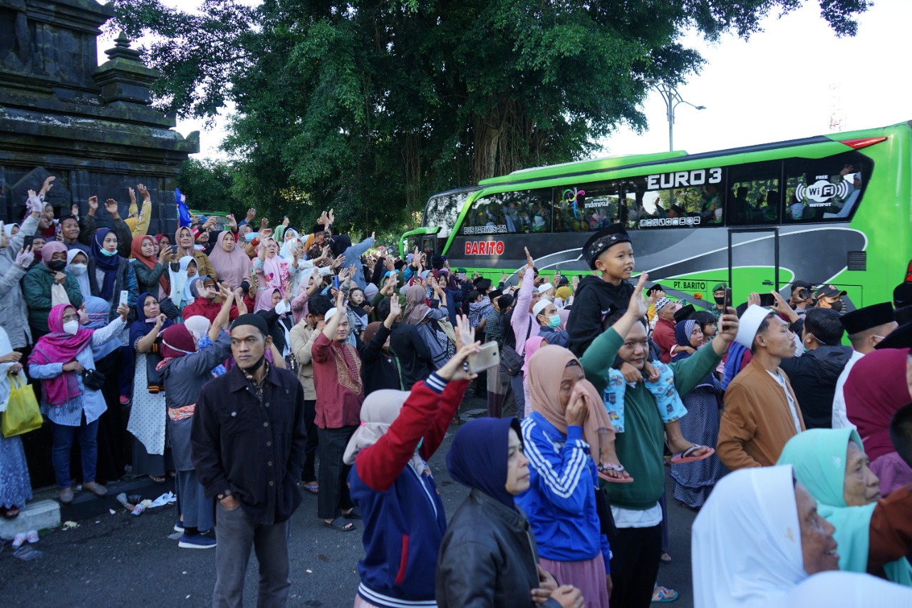 Ribuan Pasang Mata Berkaca-kaca Iringi Keberangkatan Jemaah Haji Tahun 2022