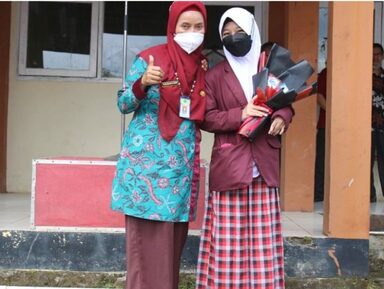 Hari Susu Sedunia, MTs Negeri 2 Banjarnegara Apresiasikan Buket Kepada Salah Satu Peserta Didik