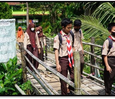Jembatan Madrasah Ambruk, Peserta Didik dan Guru Ekstra Berhati-hati Lintasi Jembatan Darurat