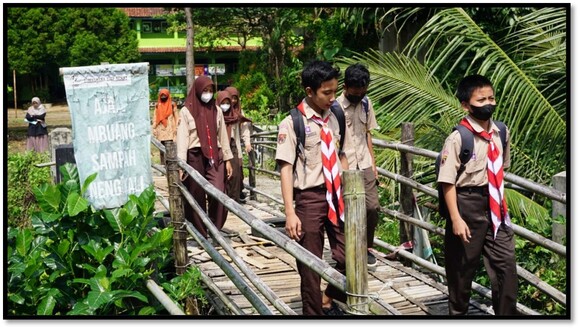 Jembatan Madrasah Ambruk, Peserta Didik dan Guru Ekstra Berhati-hati Lintasi Jembatan Darurat