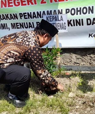 Tanam Pohon, Dukung Sekolah Adiwiyata MTs N 2 Kendal