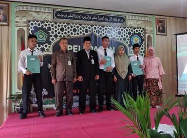 MTsN 4 Banjarnegara Beri Penghargaan Tiga Besar Siswa Peraih Nilai UM Tertinggi