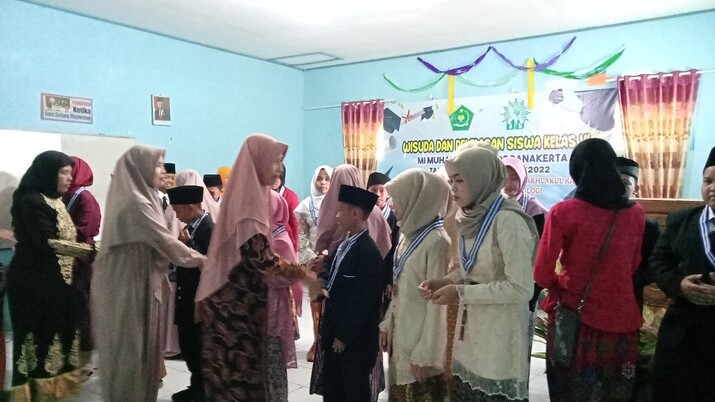 Penuh Haru, MI Muhammadiyah 02 Danakerta Rayakan Wisuda Dan Pelepasan Siswa