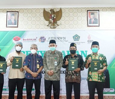 Penyerahan Sertifikat Tanah Wakaf