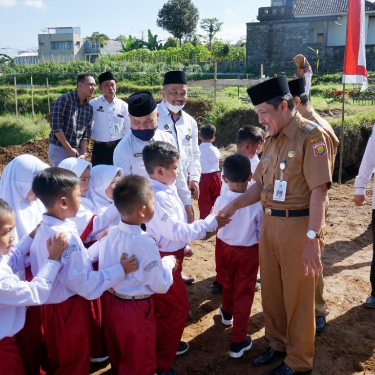 Berseragam Merah Putih, Siswa MIN Nampak Bahagia Berlarian di Area Pembangunan Gedung Baru