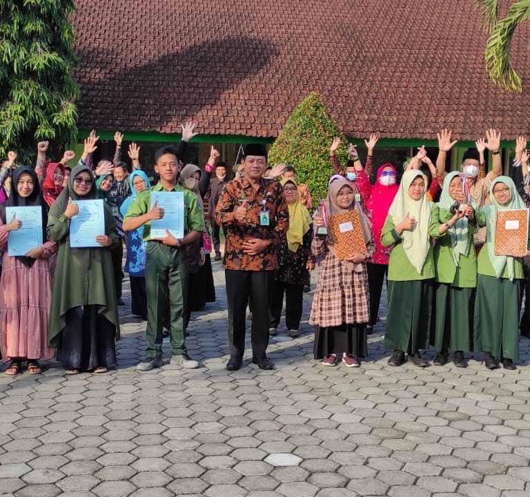Kakankemenag Serahkan Piagam Kejuaraan Kepada Kafilah MTQ Kabupaten Wonosobo