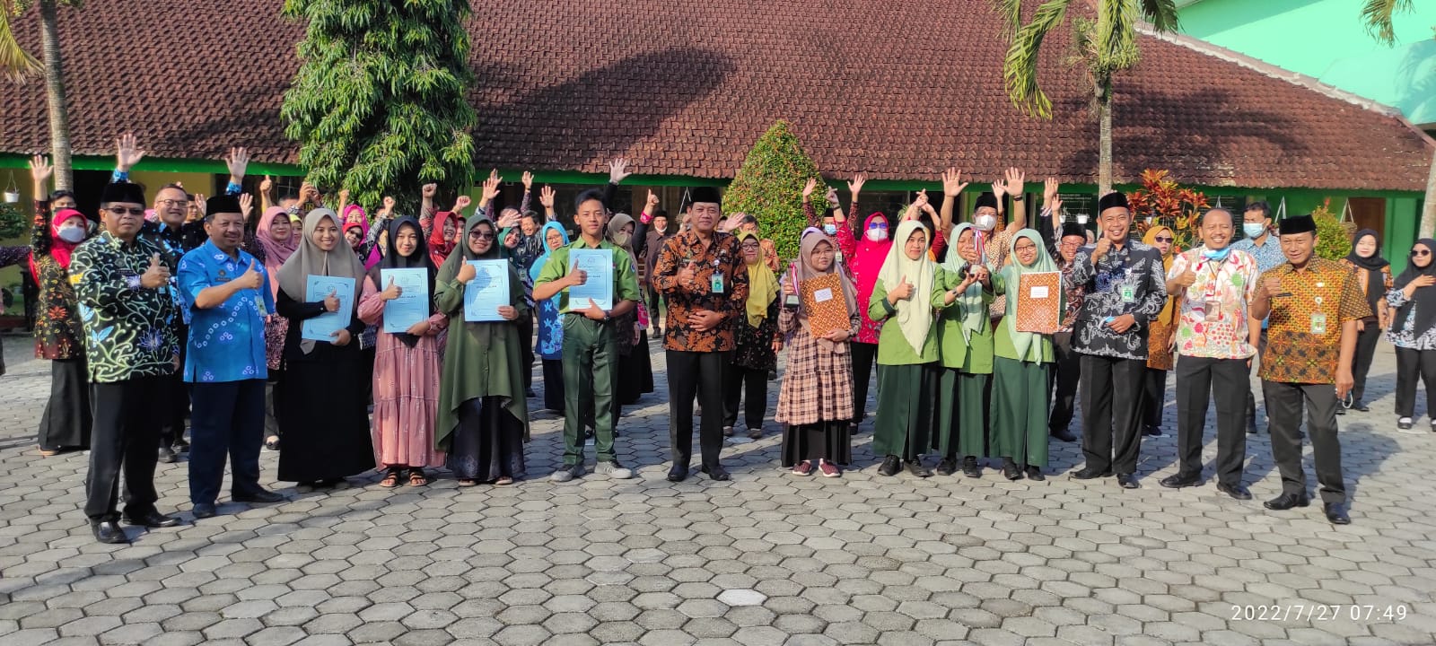 Kakankemenag Serahkan Piagam Kejuaraan Kepada Kafilah MTQ Kabupaten Wonosobo