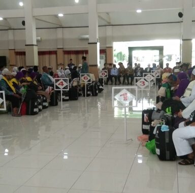 Jemaah Kloter 48 Sampai Debarkasi Solo, Langsung Jalani Swab PCR