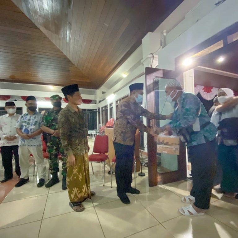 Bupati Sambut Kedatangan Jamaah Haji Kloter 12 SOC Kabupaten Magelang
