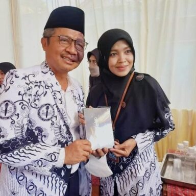 Lirik Karya Penulis Madtsansa Mendapatkan Apresiasi Dari Ketua PGRI Provinsi Jawa Tengah